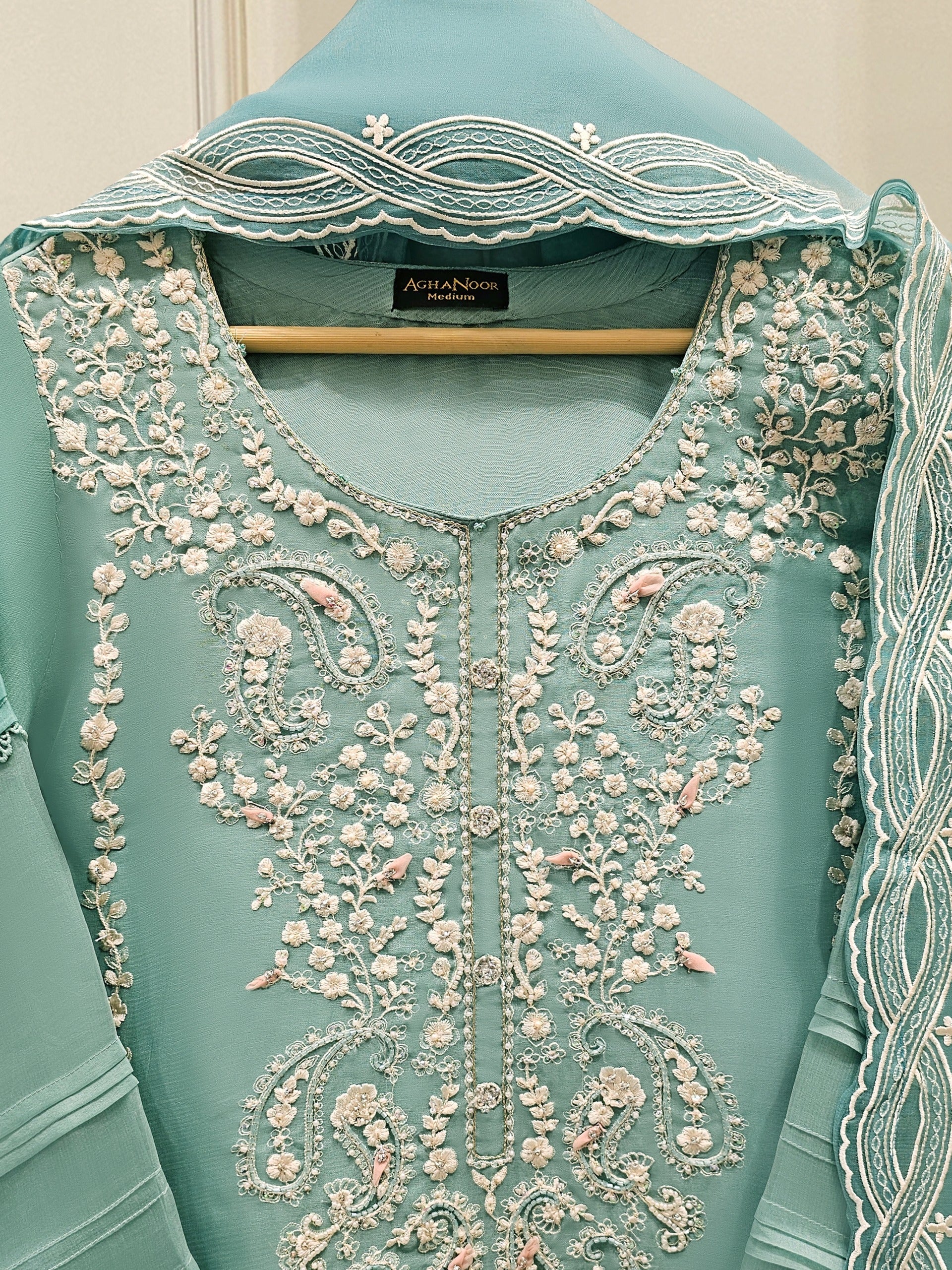 agha noor green dress Nighaar ( Lighter Version )