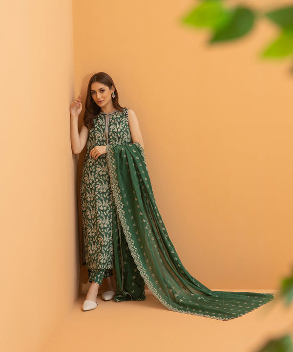 Sapphire Stitched Lawn 3 Piece 3PE-DY23V1-6R - Salai - Sapphire 